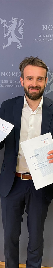 Direktør Carla Botten-Verboven i Norsk Industri og LO-sekretør Trude Tinnlund overleverte rapportene fra BattKOMP fase 3 til næringsminister Jan Christian Vestre. Foto: Norsk Industri